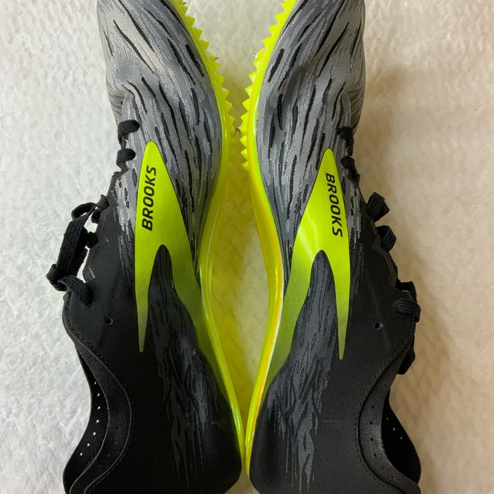 Brooks ELMN8 v5 track spike shoe